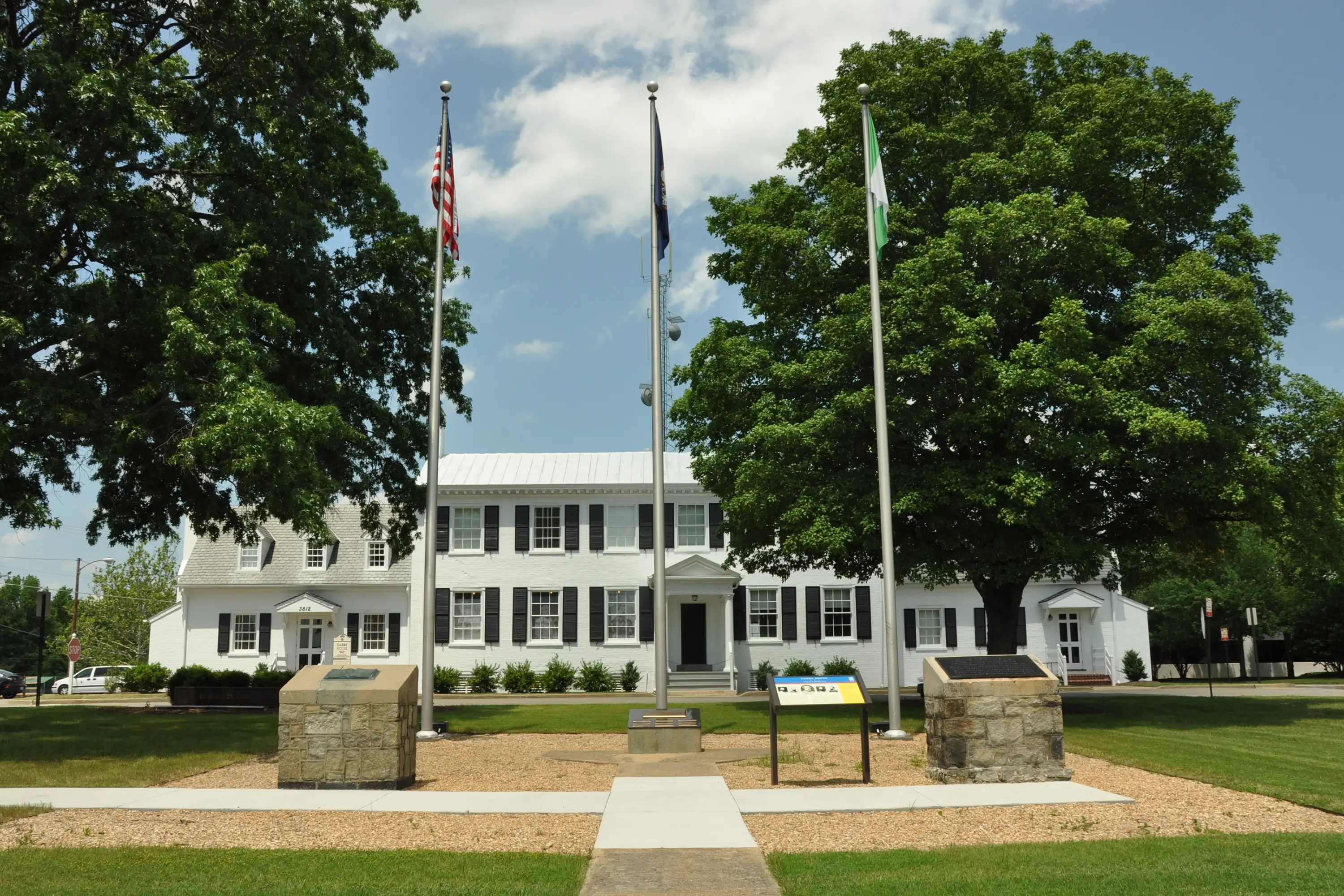 An outside photo of Dabbs House Museum